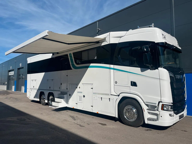 Scania S590 V8 6x2 Camper / Motorhome - New 2025 - Garage - Slide out - - Kamper: foto 1 Scania S590 V8 6x2 Camper / Motorhome - New 2025 - Garage - Slide out - - Kamper: foto 1