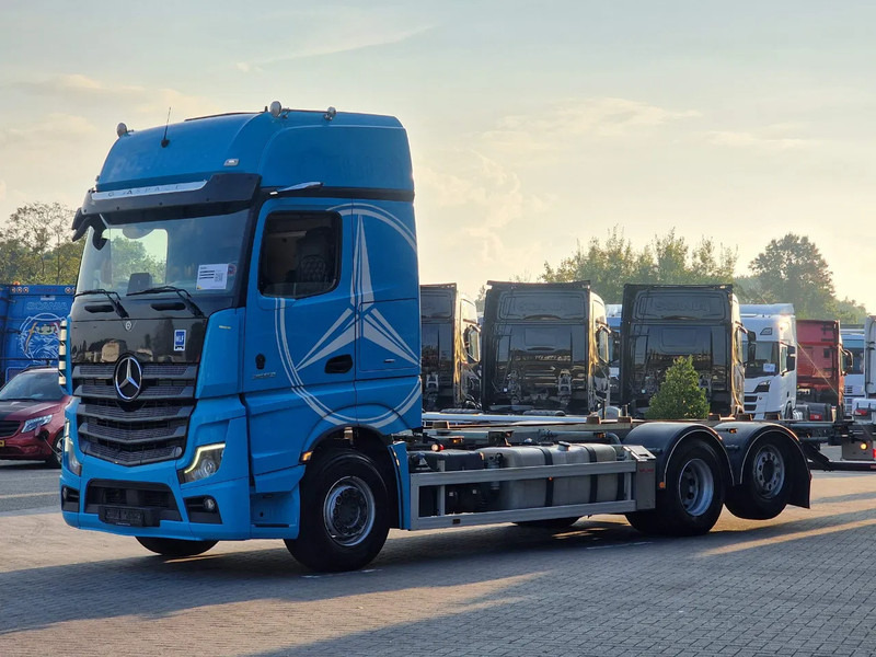 Mercedes-Benz Actros 2553 6x2 - BDF - Retarder - 4.90 WB - Loadlift - Full air - Transportjer kontejnerësh/ Kamion me karroceri të çmontueshme: foto 3 Mercedes-Benz Actros 2553 6x2 - BDF - Retarder - 4.90 WB - Loadlift - Full air - Transportjer kontejnerësh/ Kamion me karroceri të çmontueshme: foto 3