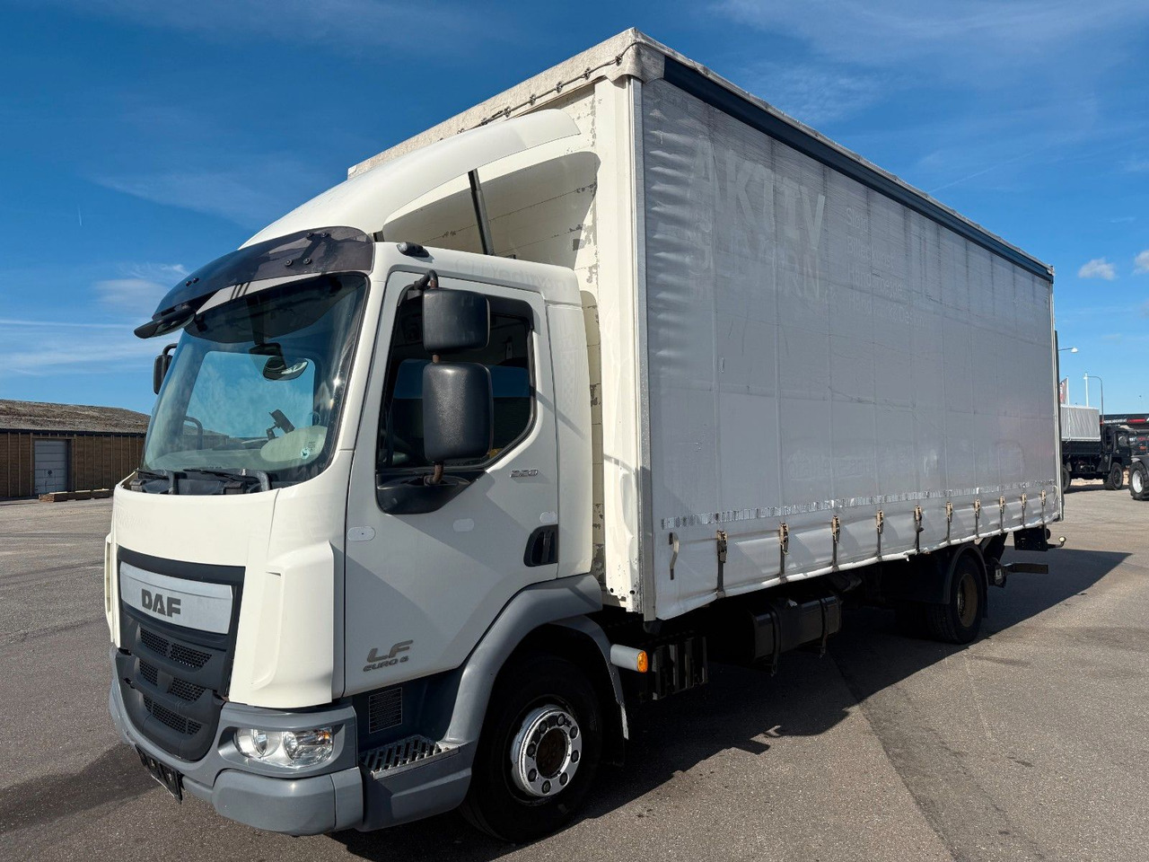 DAF LF 45 /220 4x2 Curtainsider and Taillift Euro 6 - Kamion me tendë: foto 1 DAF LF 45 /220 4x2 Curtainsider and Taillift Euro 6 - Kamion me tendë: foto 1