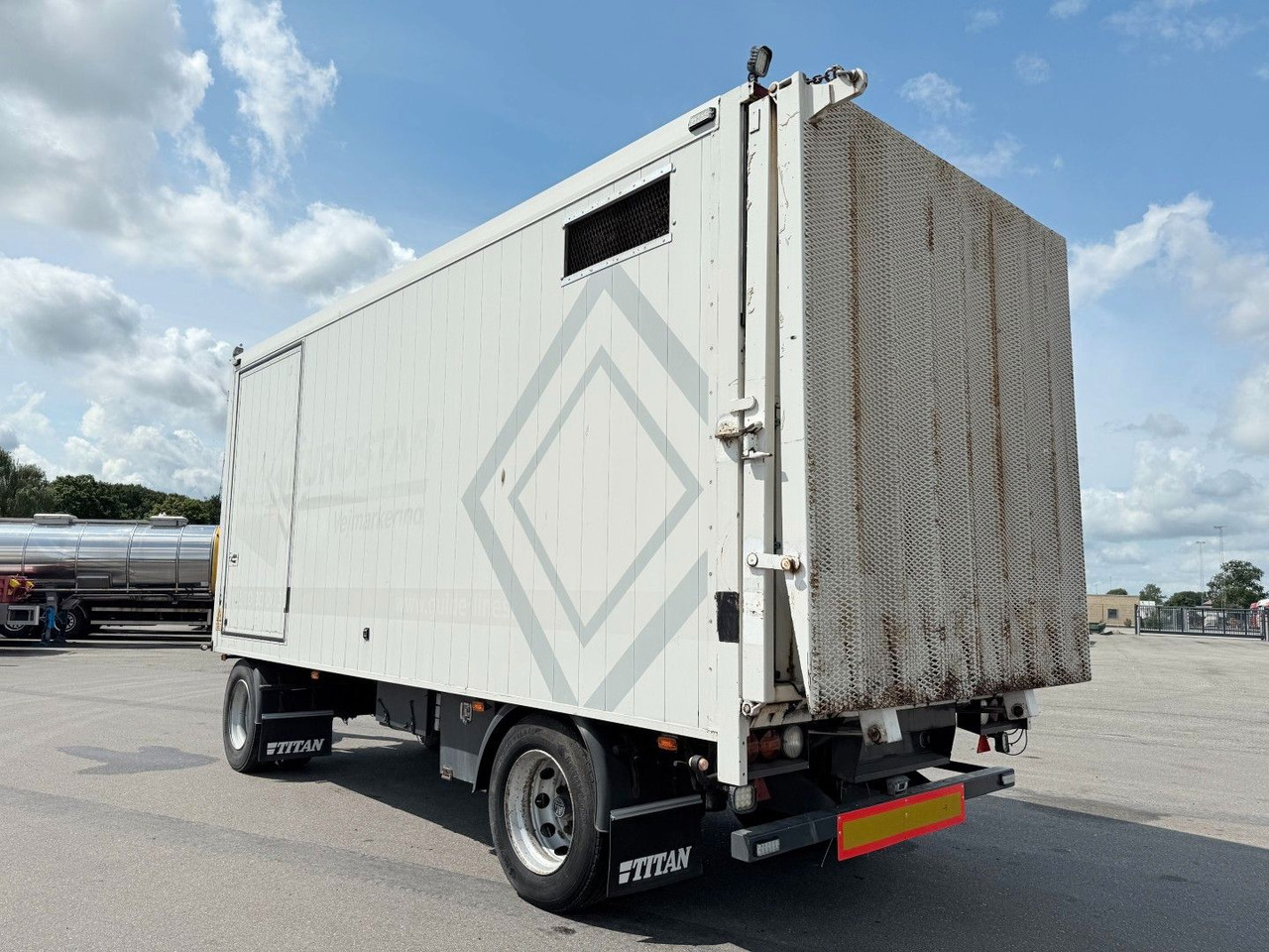 Kel-Berg 20 t. Alubox - Maschineramp Kel-Berg 2 axle 20 t. Alubox - Maschineramp - Rimorkio me vagonetë të mbyllur: foto 4 Kel-Berg 20 t. Alubox - Maschineramp Kel-Berg 2 axle 20 t. Alubox - Maschineramp - Rimorkio me vagonetë të mbyllur: foto 4