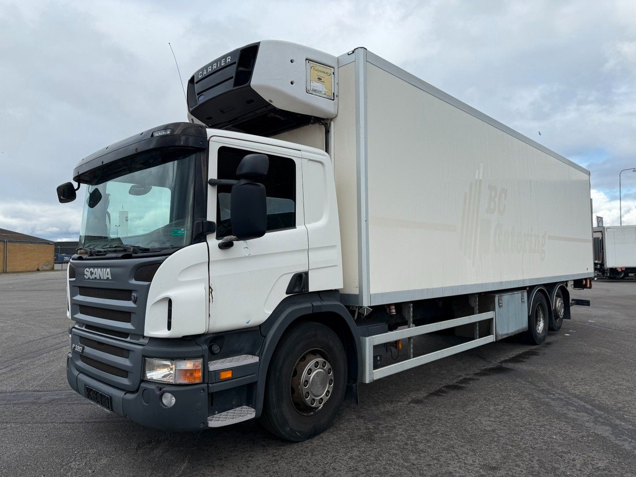 Scania P320 6x2*4 Carrier Supra 950 Mt. 9.40 m. Box - Kamion frigorifer: foto 1 Scania P320 6x2*4 Carrier Supra 950 Mt. 9.40 m. Box - Kamion frigorifer: foto 1