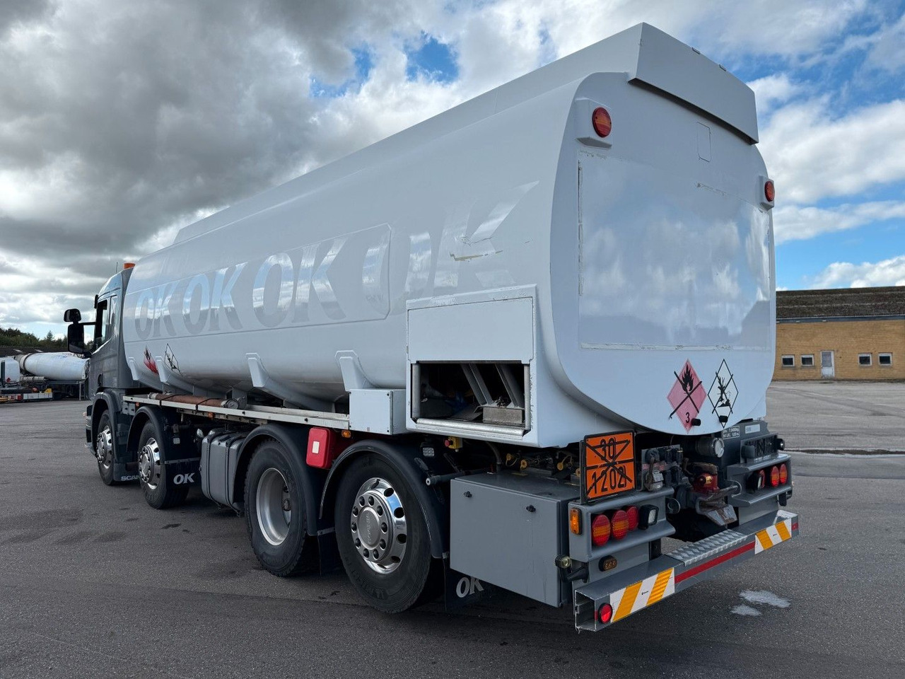 Scania P400 8x2*6 HMK Bilcon 24.000 l. ADR Euro 5 - Autobot: foto 4 Scania P400 8x2*6 HMK Bilcon 24.000 l. ADR Euro 5 - Autobot: foto 4
