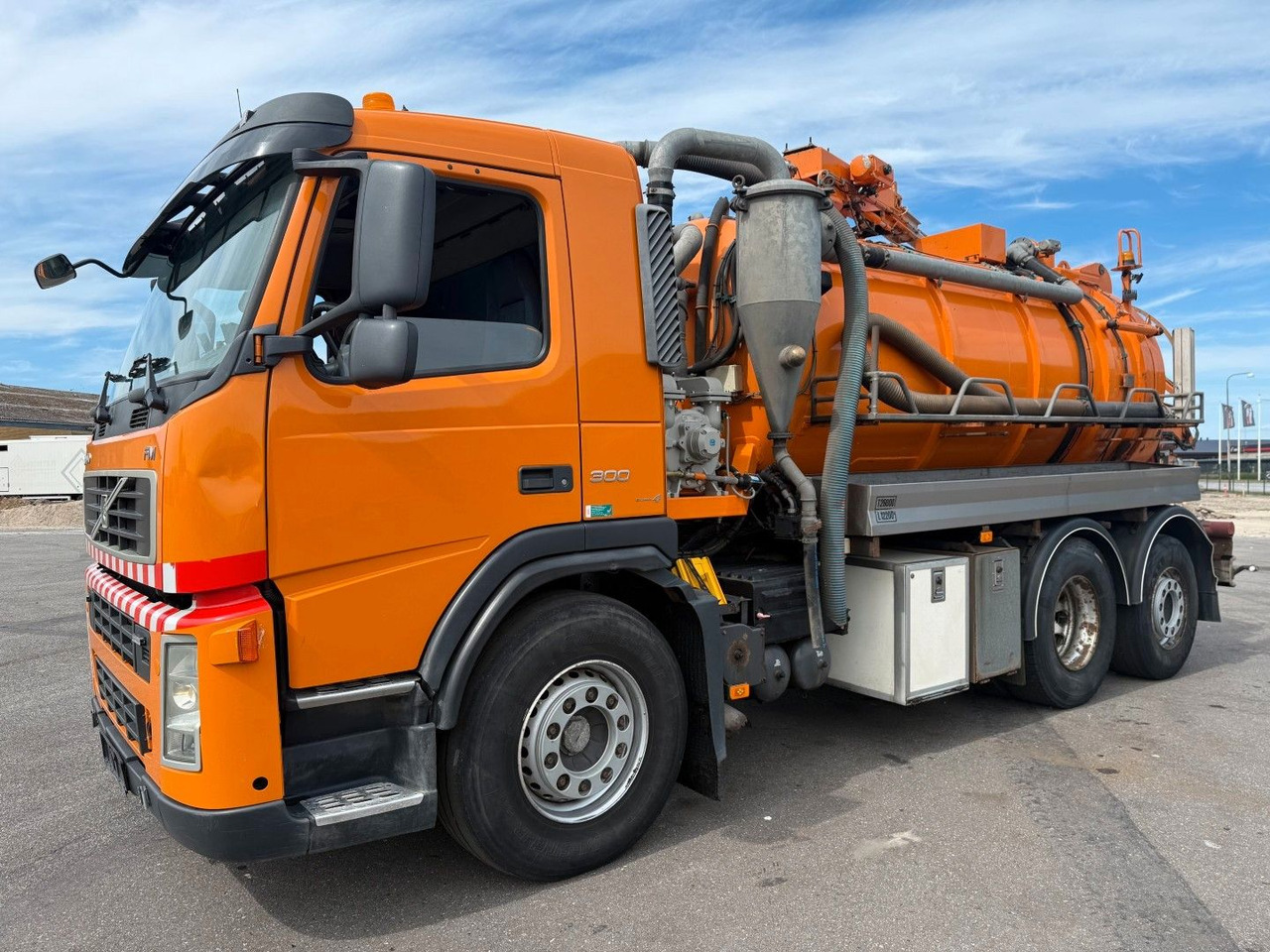 Volvo FM300 6x2*4 Simon Moos 10.500 l. Combi / Tipper - Kamion me vakuum: foto 1 Volvo FM300 6x2*4 Simon Moos 10.500 l. Combi / Tipper - Kamion me vakuum: foto 1