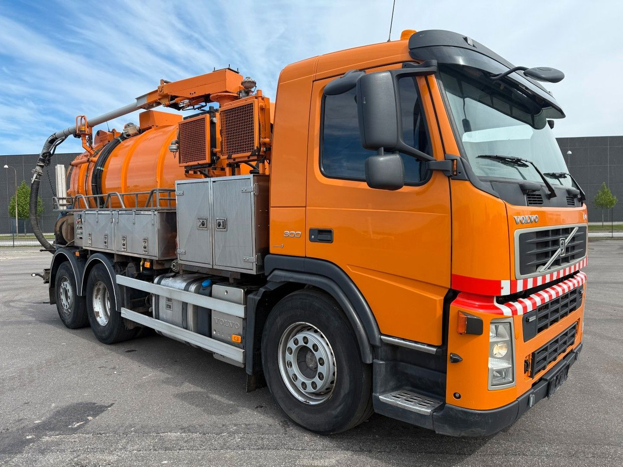 Volvo FM300 6x2*4 Simon Moos 10.500 l. Combi / Tipper - Kamion me vakuum: foto 2 Volvo FM300 6x2*4 Simon Moos 10.500 l. Combi / Tipper - Kamion me vakuum: foto 2