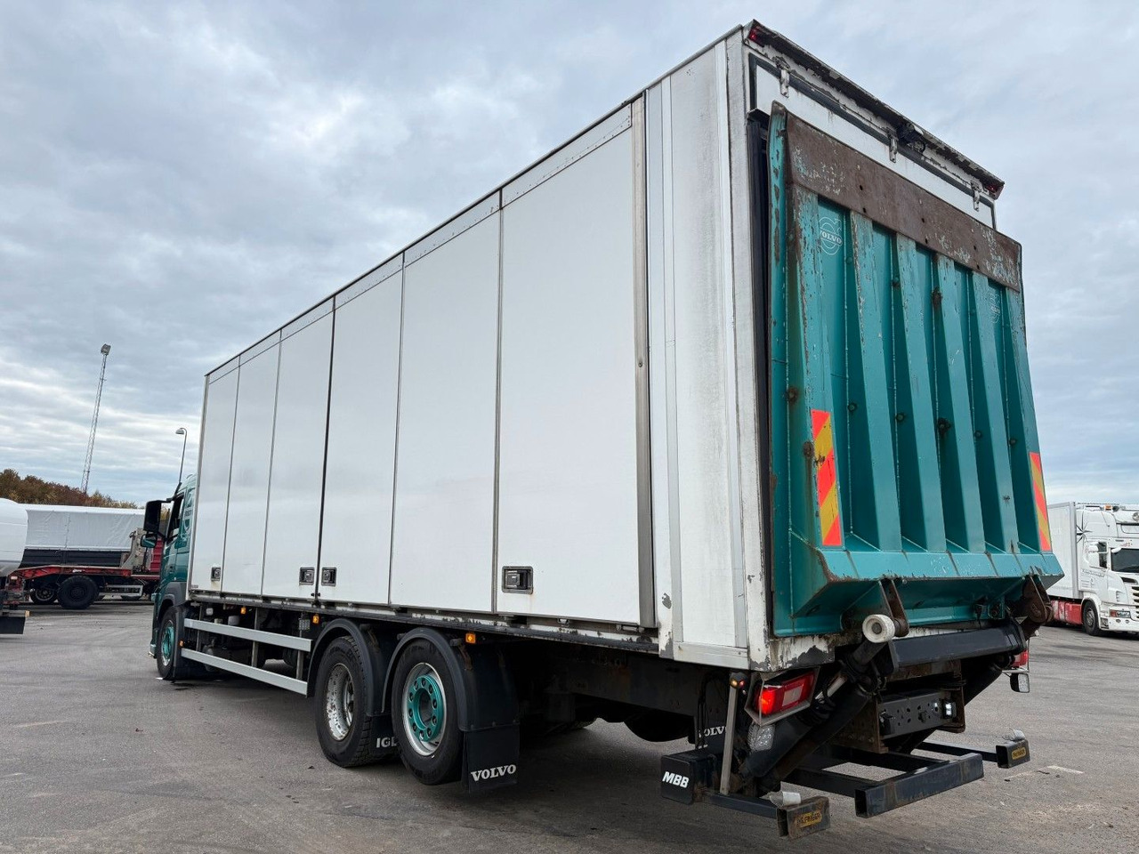 Volvo FM330 6x2*4 Carrier Supra 1050 Nordic - Kamion frigorifer: foto 4 Volvo FM330 6x2*4 Carrier Supra 1050 Nordic - Kamion frigorifer: foto 4