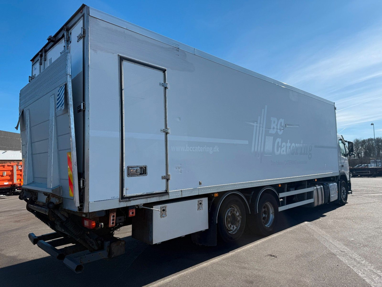 Volvo FM330 6x2*4 Carrier Supra 1250 Mt / 9.3 m Koffer - Kamion frigorifer: foto 3 Volvo FM330 6x2*4 Carrier Supra 1250 Mt / 9.3 m Koffer - Kamion frigorifer: foto 3