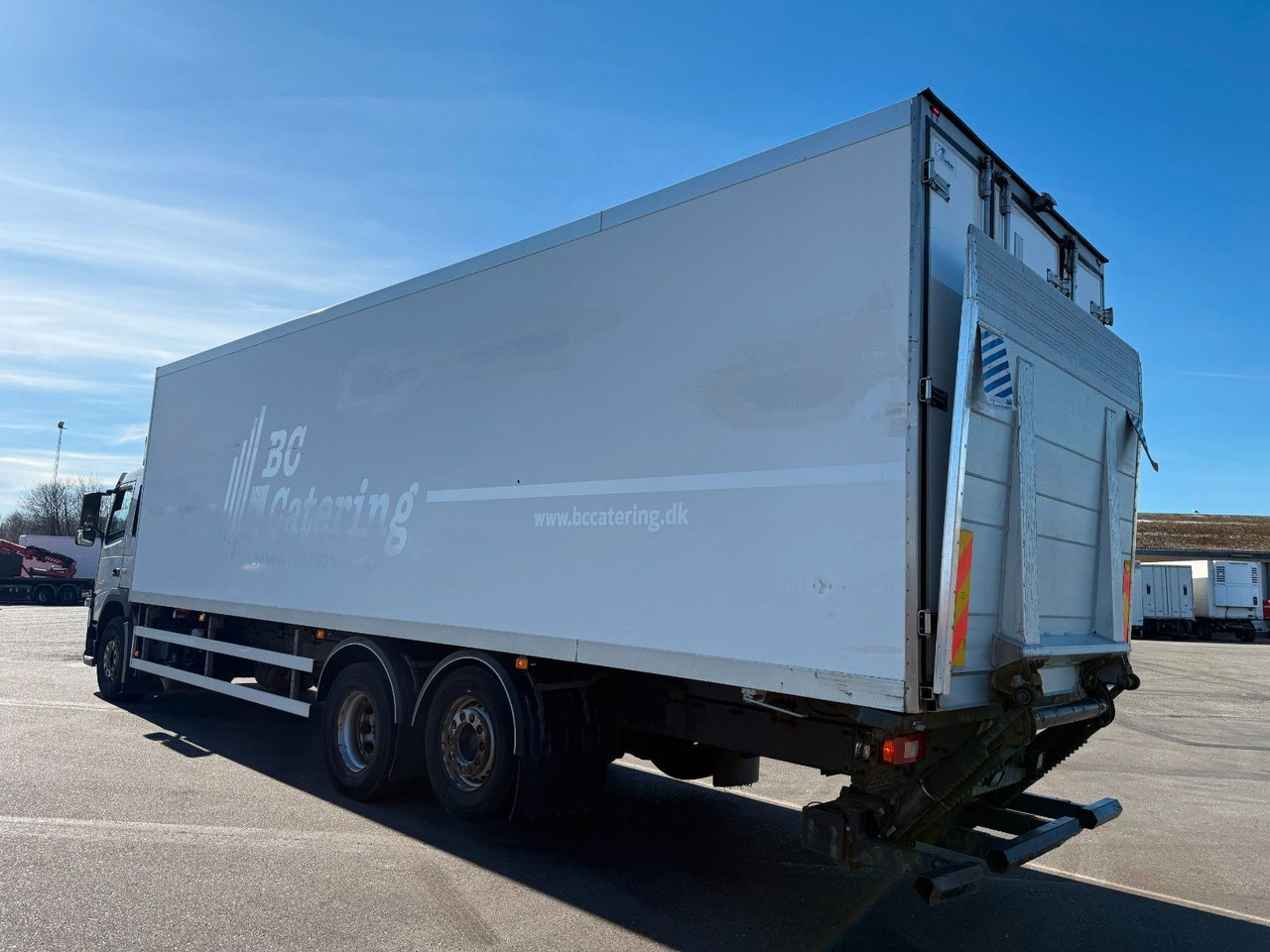 Volvo FM330 6x2*4 Carrier Supra 1250 Mt / 9.3 m Koffer - Kamion frigorifer: foto 4 Volvo FM330 6x2*4 Carrier Supra 1250 Mt / 9.3 m Koffer - Kamion frigorifer: foto 4