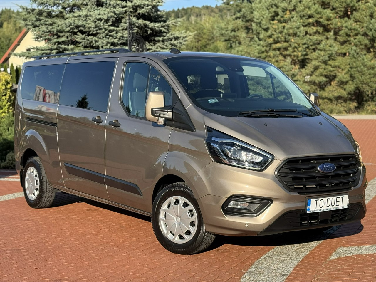 Ford Transit Custom - Furgon pasagjerësh: foto 1 Ford Transit Custom - Furgon pasagjerësh: foto 1