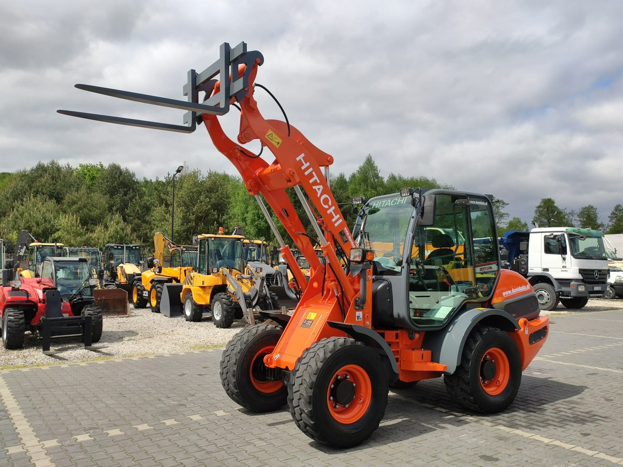 Hitachi ZW75 Wheel Loader Szybko-Złącze Widły Stan Bardzo Dobry - Fadrom me goma: foto 1 Hitachi ZW75 Wheel Loader Szybko-Złącze Widły Stan Bardzo Dobry - Fadrom me goma: foto 1