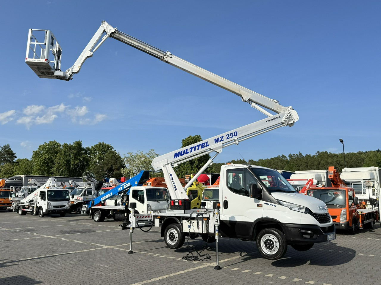 Iveco Daily 35S14 - Platformë ajrore e montuar në kamion: foto 1 Iveco Daily 35S14 - Platformë ajrore e montuar në kamion: foto 1