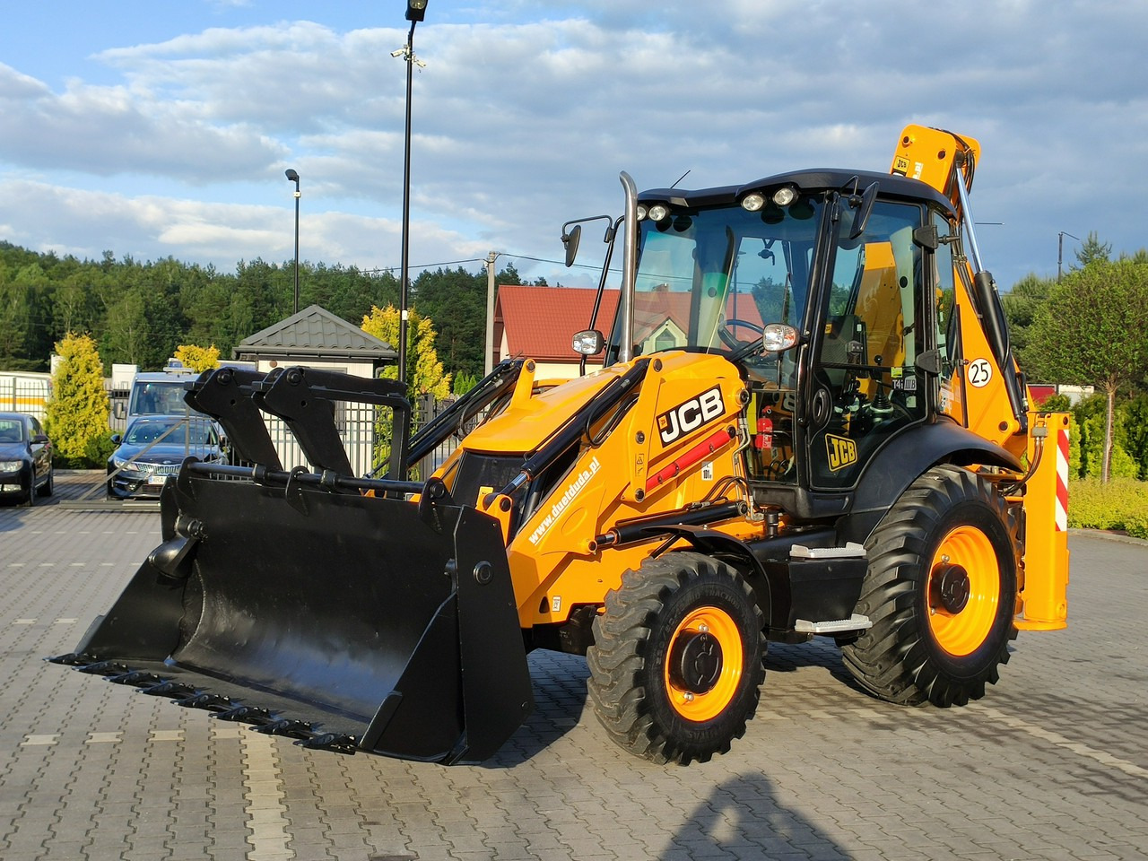 JCB 3CX - Fadromë me shkarkim nga prapa: foto 1 JCB 3CX - Fadromë me shkarkim nga prapa: foto 1