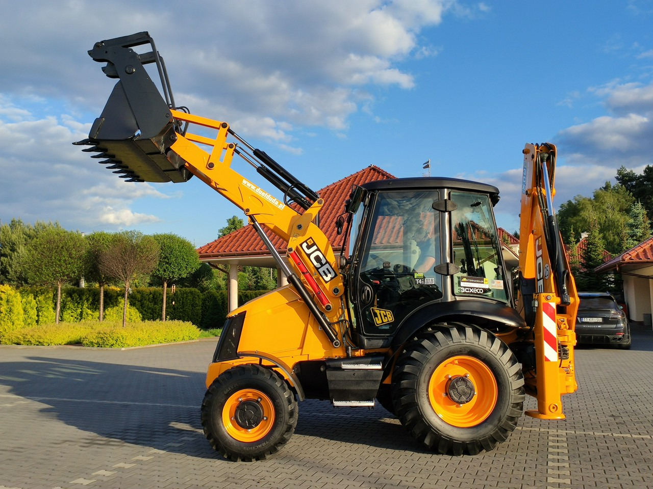 JCB 3CX - Fadromë me shkarkim nga prapa: foto 3 JCB 3CX - Fadromë me shkarkim nga prapa: foto 3