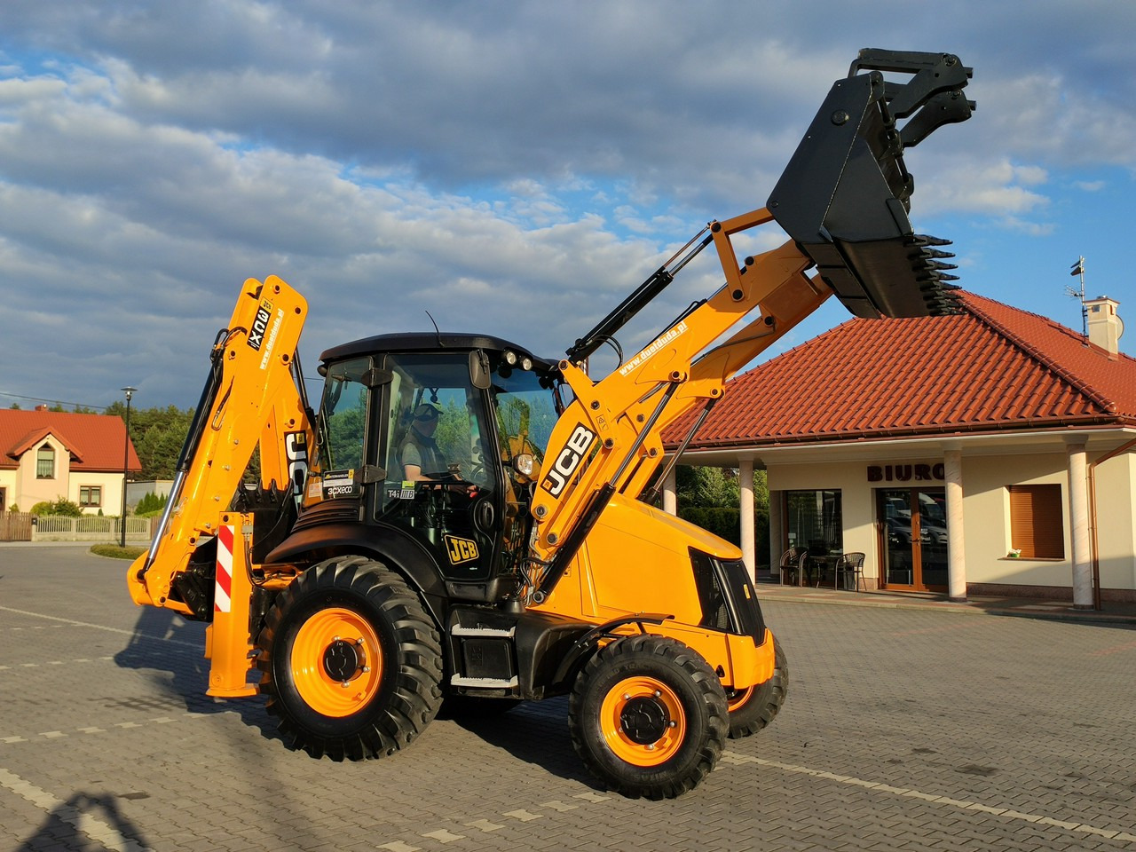 JCB 3CX - Fadromë me shkarkim nga prapa: foto 4 JCB 3CX - Fadromë me shkarkim nga prapa: foto 4