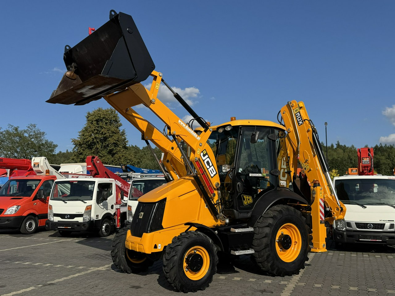 JCB 3CX - Fadromë me shkarkim nga prapa: foto 3 JCB 3CX - Fadromë me shkarkim nga prapa: foto 3