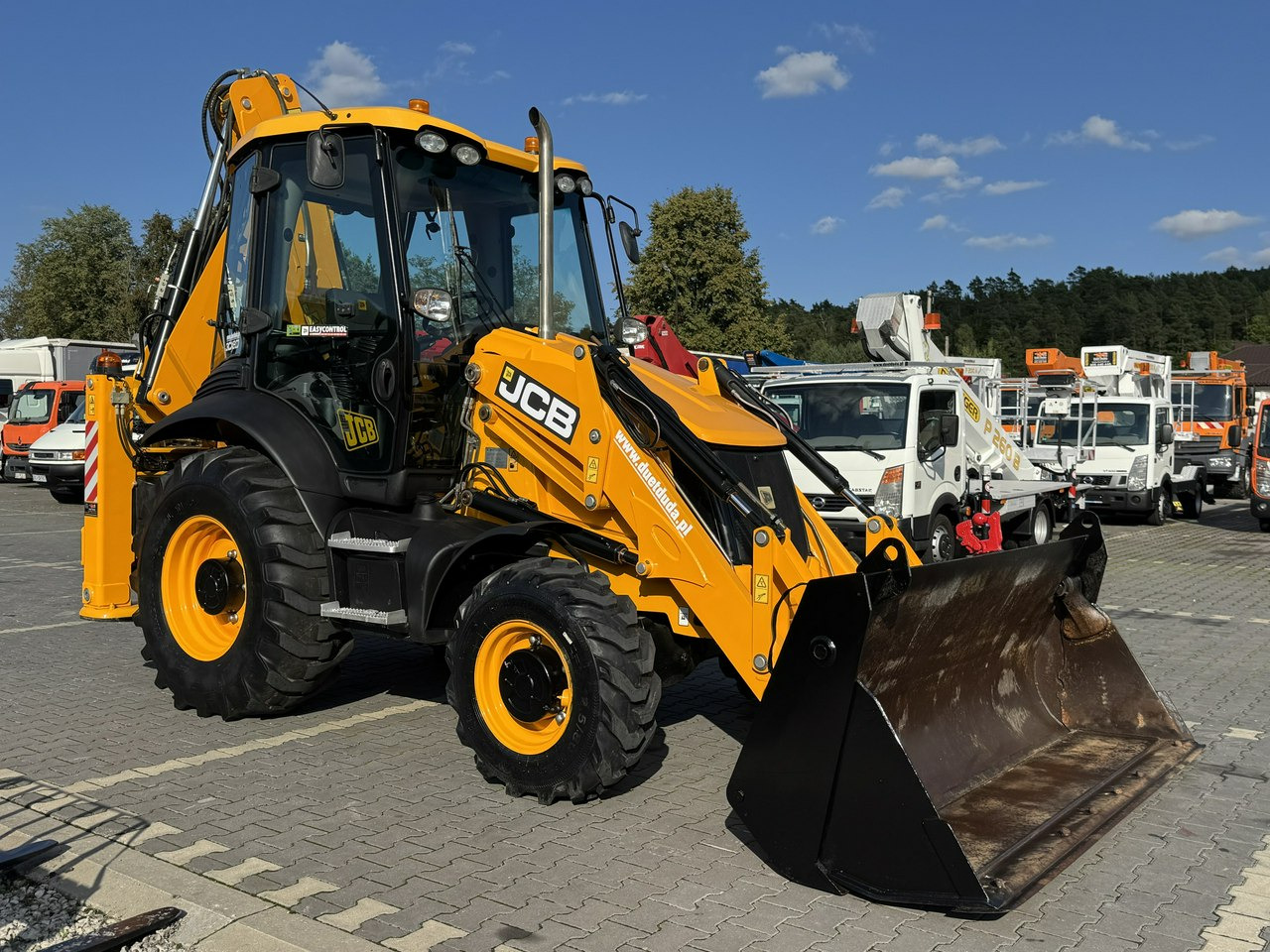 JCB 3CX - Fadromë me shkarkim nga prapa: foto 2 JCB 3CX - Fadromë me shkarkim nga prapa: foto 2