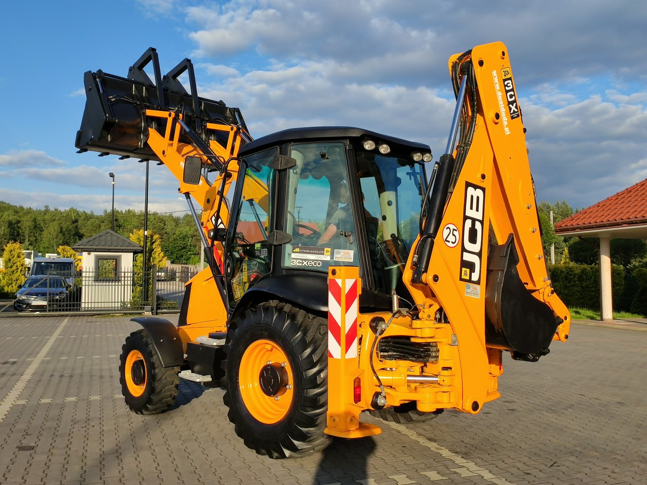 JCB 3CX - Fadromë me shkarkim nga prapa: foto 5 JCB 3CX - Fadromë me shkarkim nga prapa: foto 5