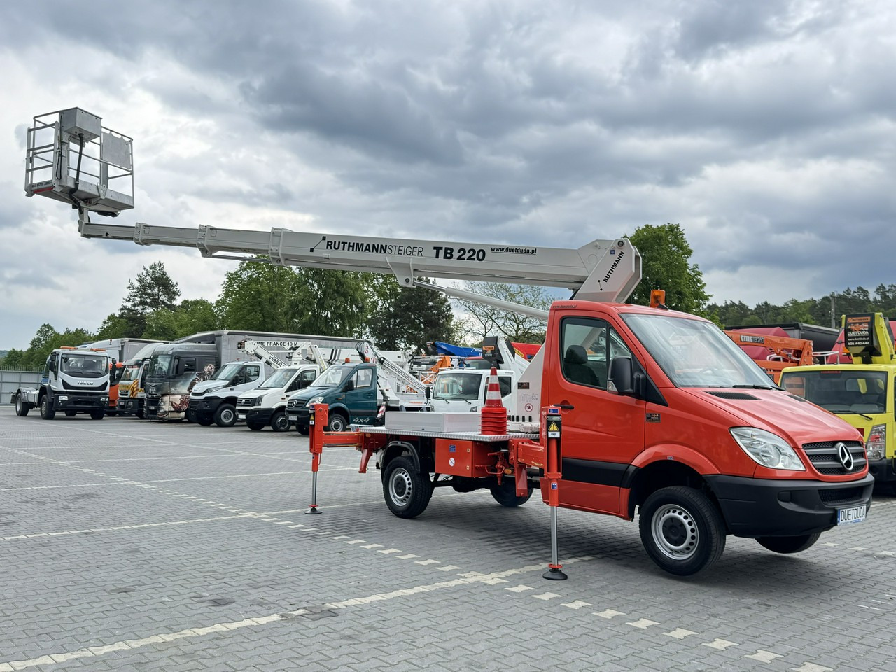 Mercedes Sprinter - Platformë ajrore e montuar në kamion: foto 1 Mercedes Sprinter - Platformë ajrore e montuar në kamion: foto 1