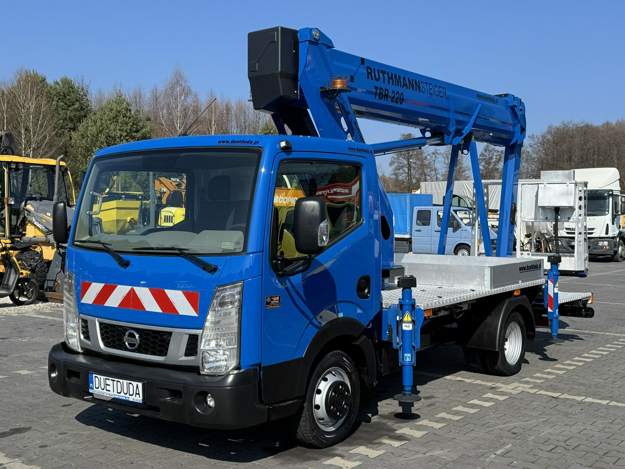 Nissan Cabstar - Platformë ajrore e montuar në kamion: foto 5 Nissan Cabstar - Platformë ajrore e montuar në kamion: foto 5