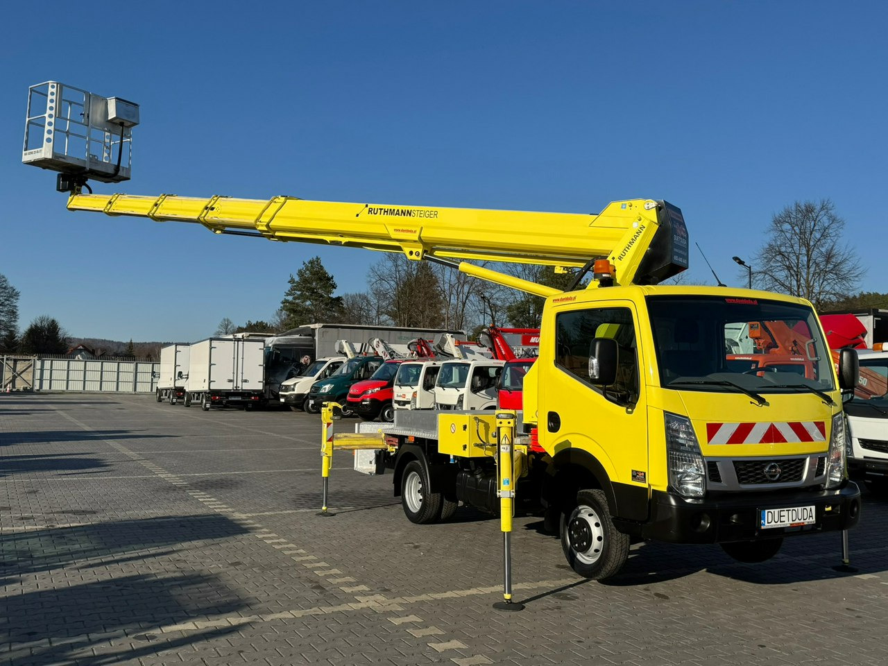 Nissan Cabstar - Platformë ajrore e montuar në kamion: foto 1 Nissan Cabstar - Platformë ajrore e montuar në kamion: foto 1