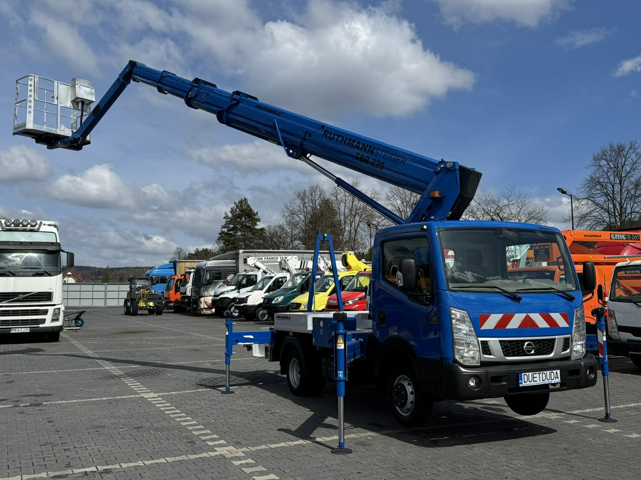 Nissan Cabstar - Platformë ajrore e montuar në kamion: foto 4 Nissan Cabstar - Platformë ajrore e montuar në kamion: foto 4