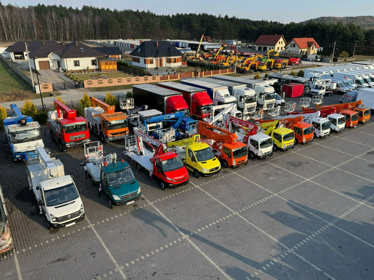 Nissan Cabstar - Platformë ajrore e montuar në kamion: foto 3 Nissan Cabstar - Platformë ajrore e montuar në kamion: foto 3