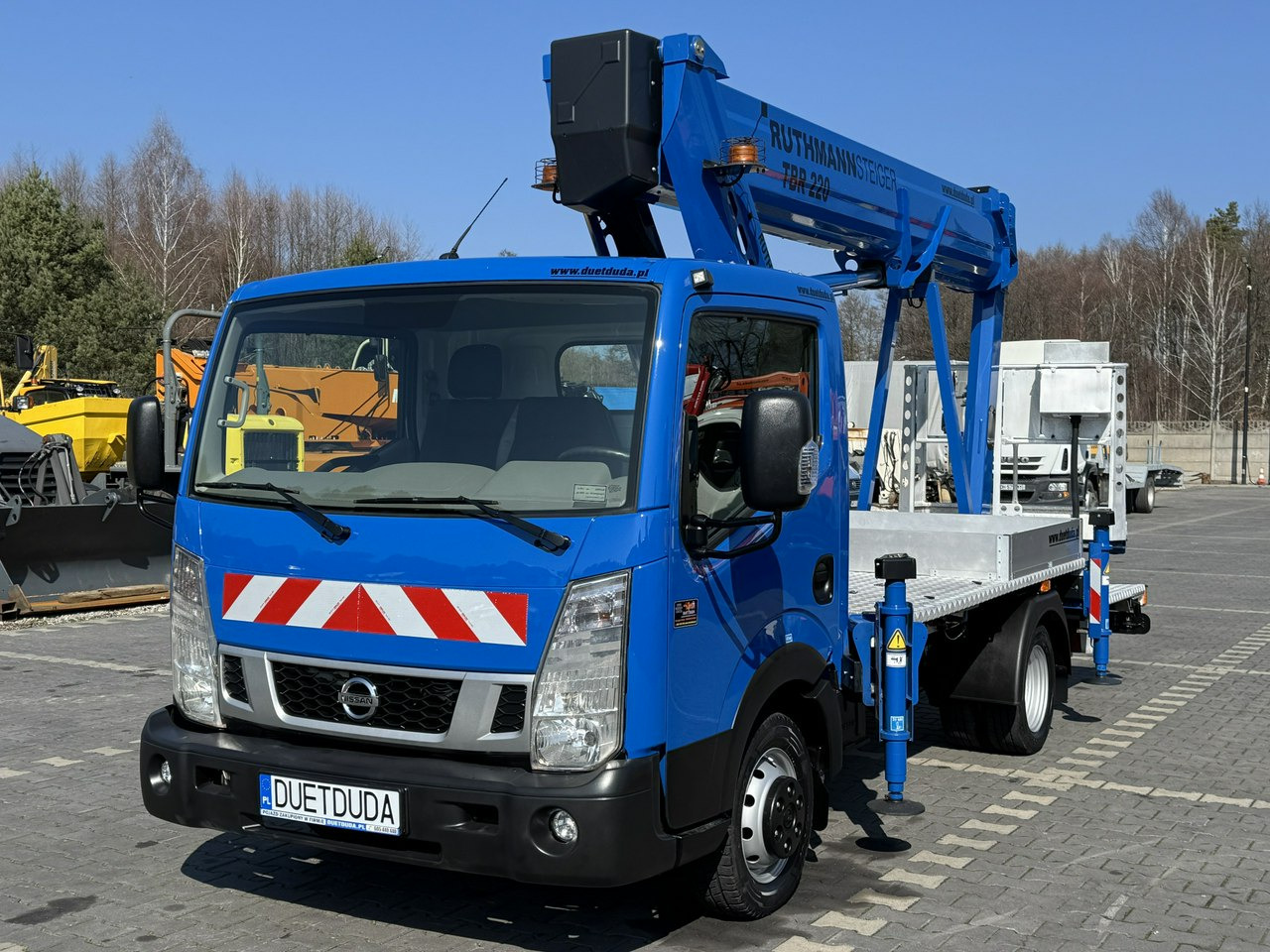 Nissan Cabstar - Platformë ajrore e montuar në kamion: foto 3 Nissan Cabstar - Platformë ajrore e montuar në kamion: foto 3