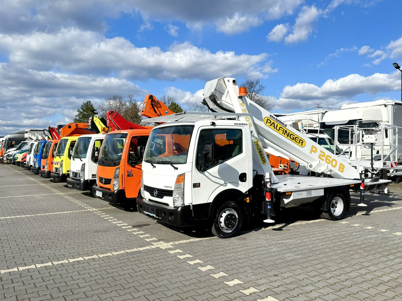 Nissan Cabstar - Platformë ajrore e montuar në kamion: foto 1 Nissan Cabstar - Platformë ajrore e montuar në kamion: foto 1