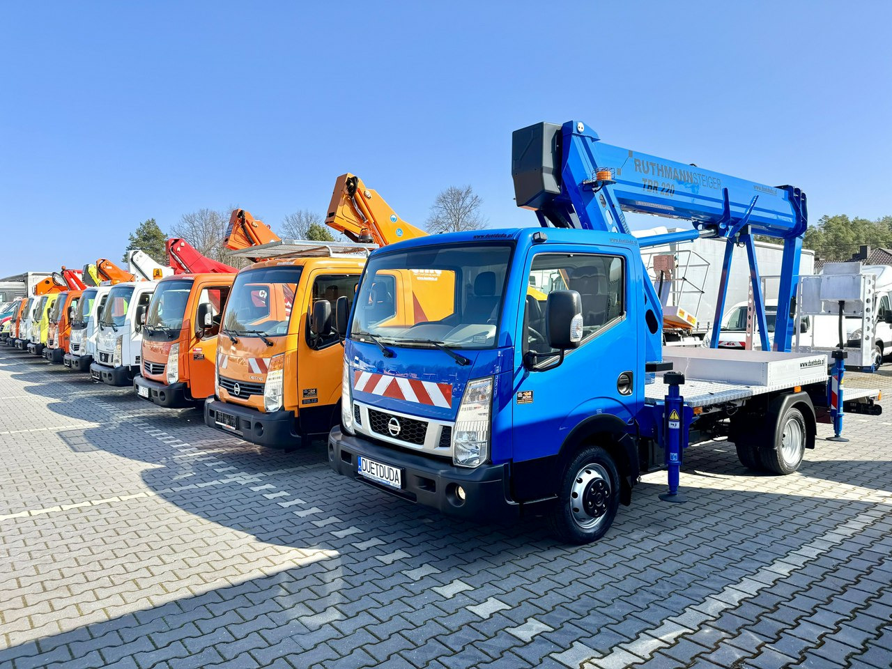 Nissan Cabstar - Platformë ajrore e montuar në kamion: foto 1 Nissan Cabstar - Platformë ajrore e montuar në kamion: foto 1