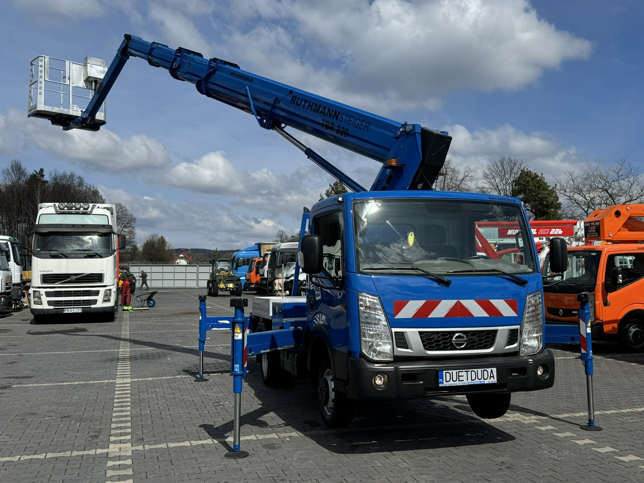 Nissan Cabstar - Platformë ajrore e montuar në kamion: foto 2 Nissan Cabstar - Platformë ajrore e montuar në kamion: foto 2