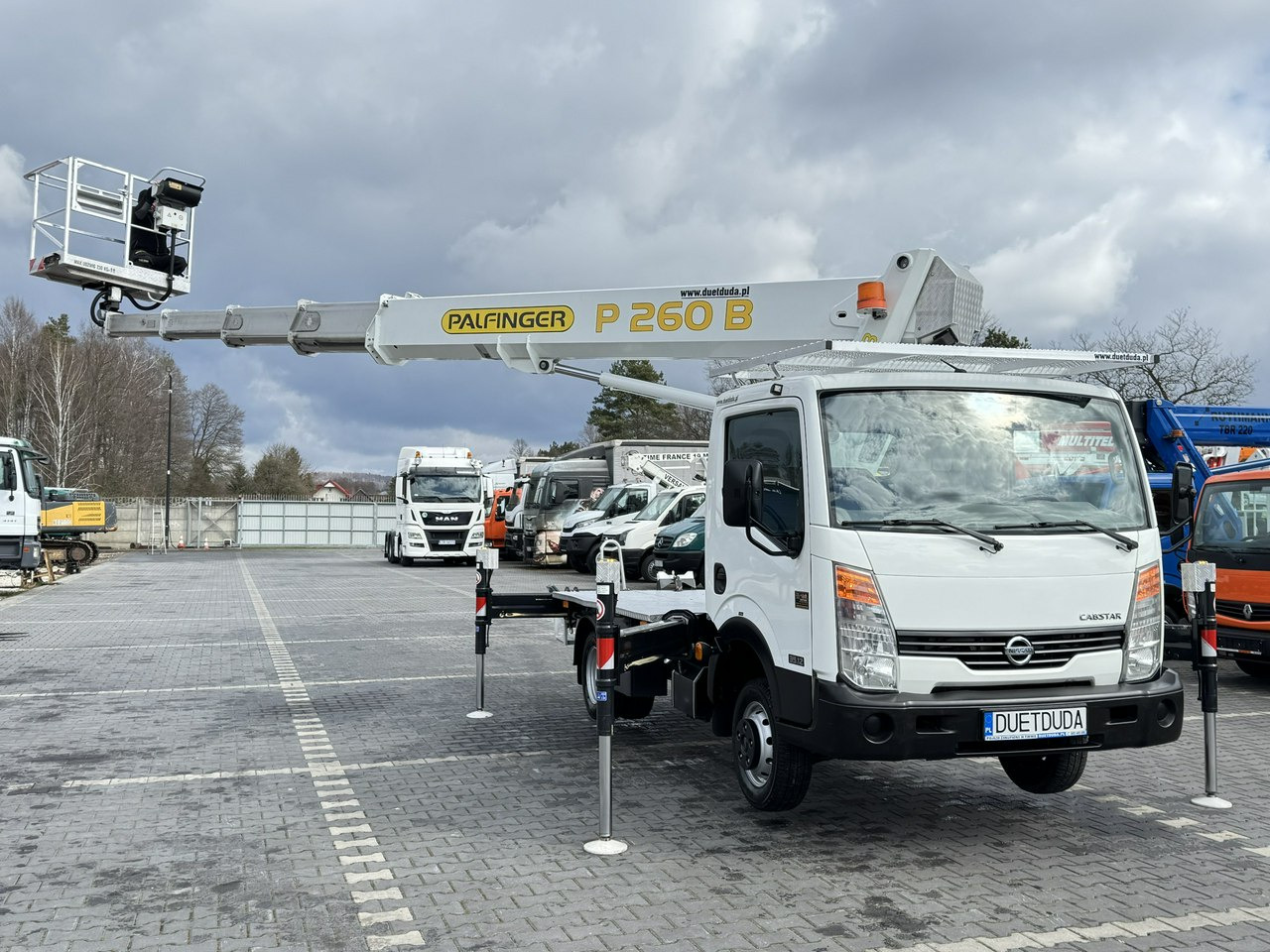Nissan Cabstar - Platformë ajrore e montuar në kamion: foto 2 Nissan Cabstar - Platformë ajrore e montuar në kamion: foto 2