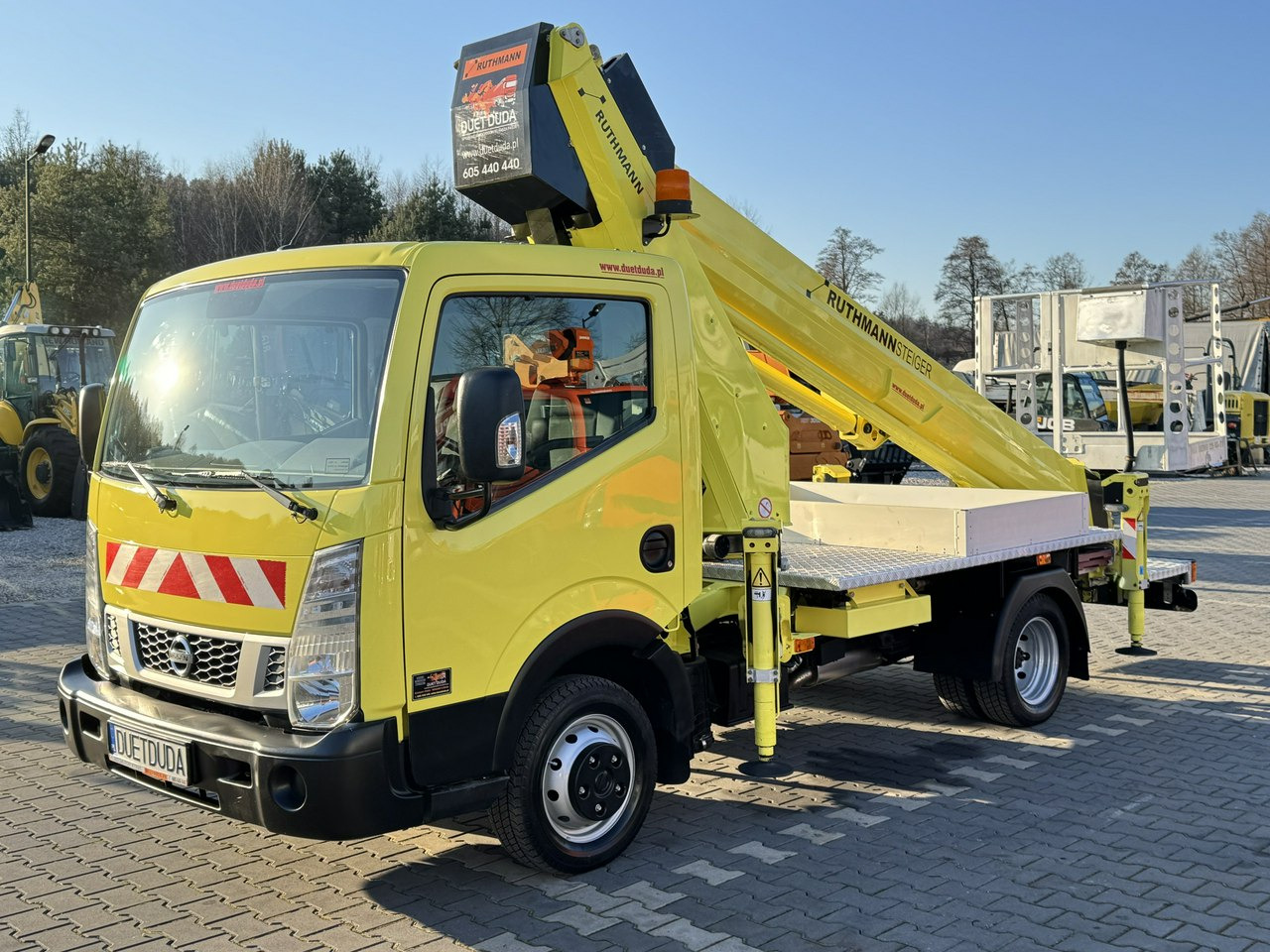 Nissan Cabstar - Platformë ajrore e montuar në kamion: foto 4 Nissan Cabstar - Platformë ajrore e montuar në kamion: foto 4