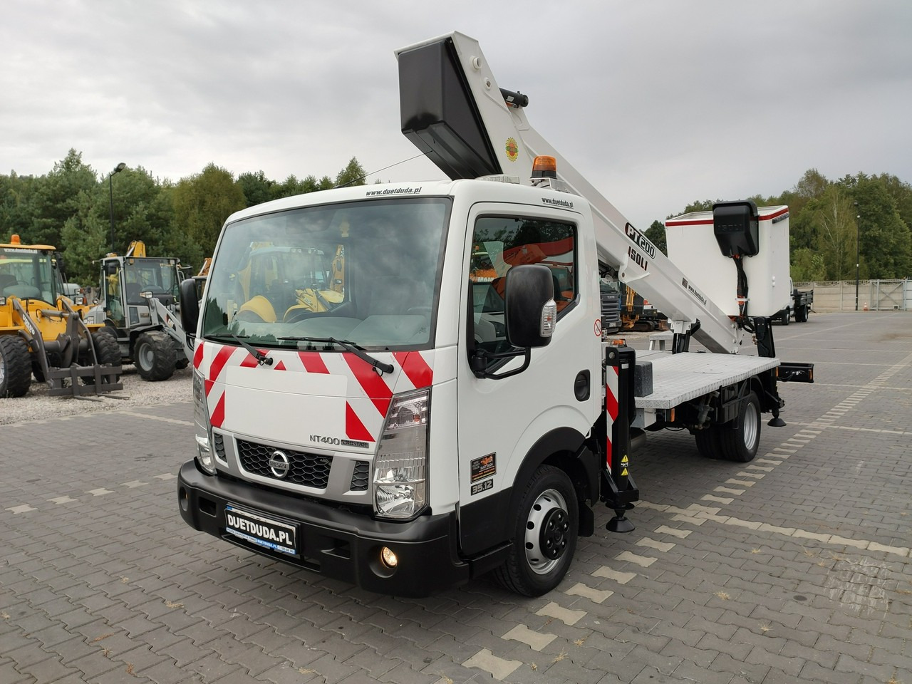 Nissan Cabstar - Platformë ajrore e montuar në kamion: foto 4 Nissan Cabstar - Platformë ajrore e montuar në kamion: foto 4