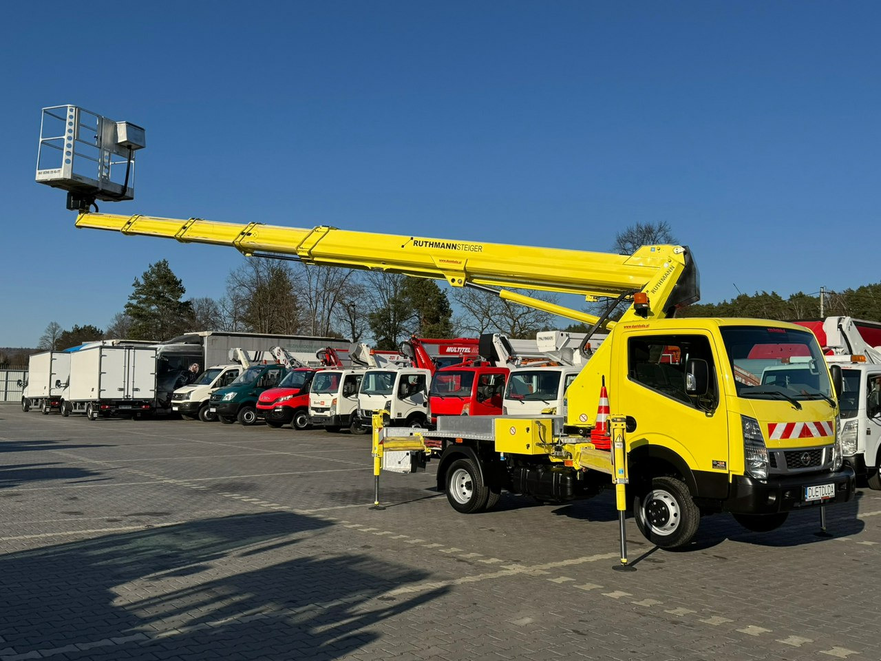 Nissan Cabstar - Platformë ajrore e montuar në kamion: foto 2 Nissan Cabstar - Platformë ajrore e montuar në kamion: foto 2