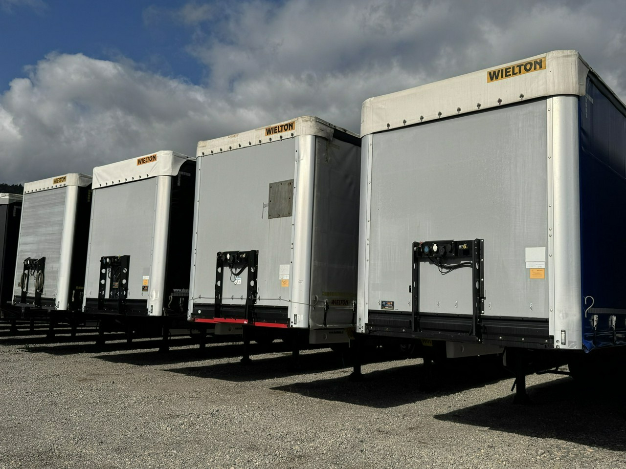 Wielton Standard Osie SAF - Gjysmë rimorkio me tendë: foto 1 Wielton Standard Osie SAF - Gjysmë rimorkio me tendë: foto 1