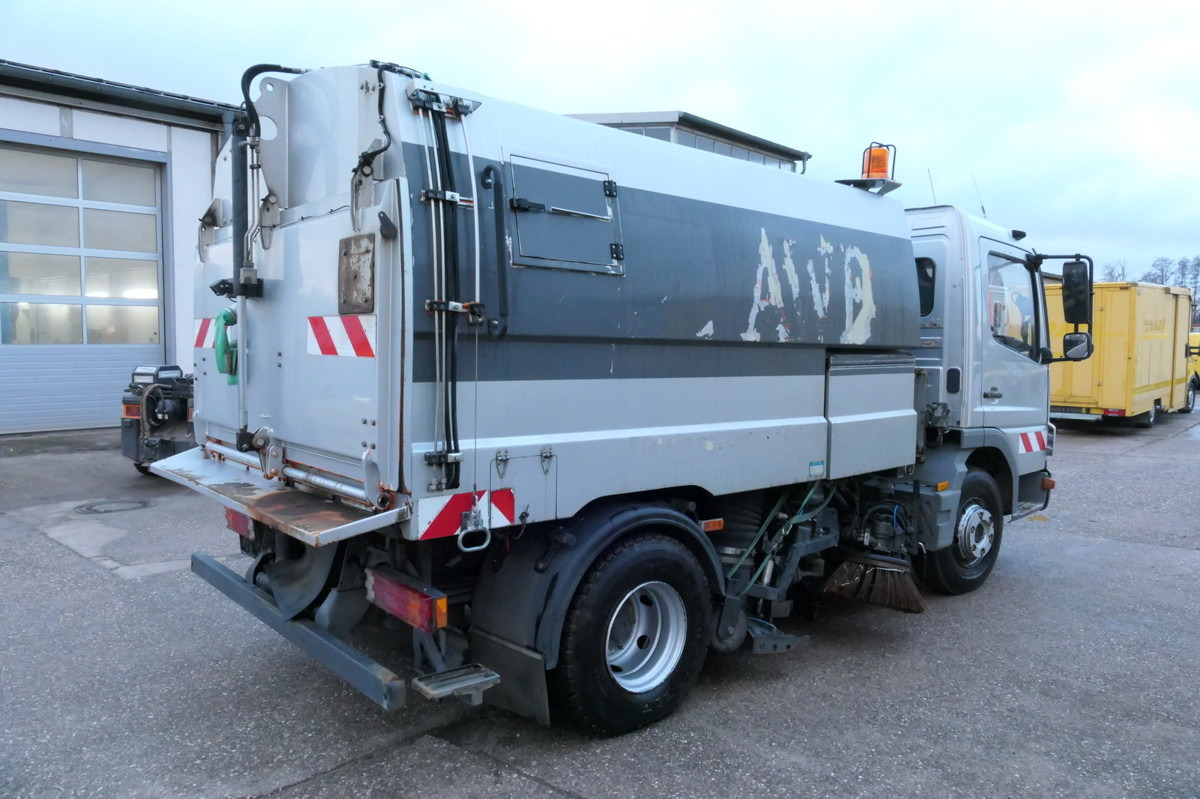 MERCEDES-BENZ Atego 1018 Rechtslenker Schmidt SK 500 R Rückfah - Makinë fshirëse për rrugët: foto 4 MERCEDES-BENZ Atego 1018 Rechtslenker Schmidt SK 500 R Rückfah - Makinë fshirëse për rrugët: foto 4