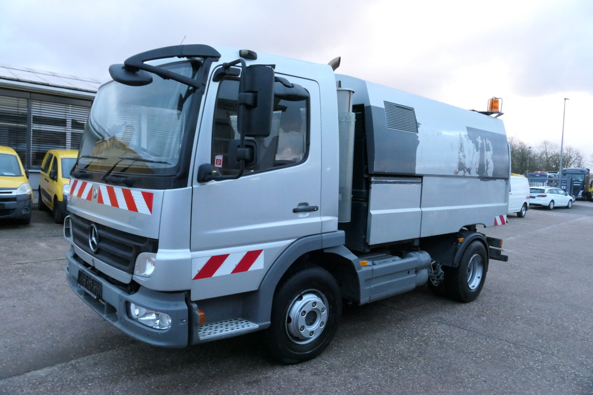 MERCEDES-BENZ Atego 1018 Rechtslenker Schmidt SK 500 R Rückfah - Makinë fshirëse për rrugët: foto 1 MERCEDES-BENZ Atego 1018 Rechtslenker Schmidt SK 500 R Rückfah - Makinë fshirëse për rrugët: foto 1