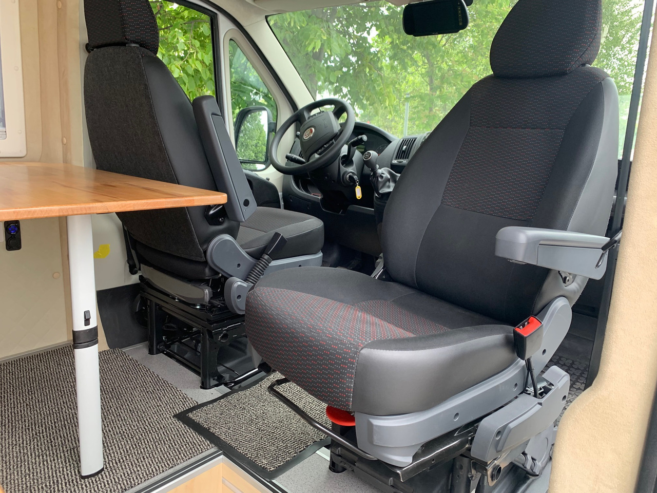 Interior photo 1: Furgon kampingu i ri FIAT DUCATO