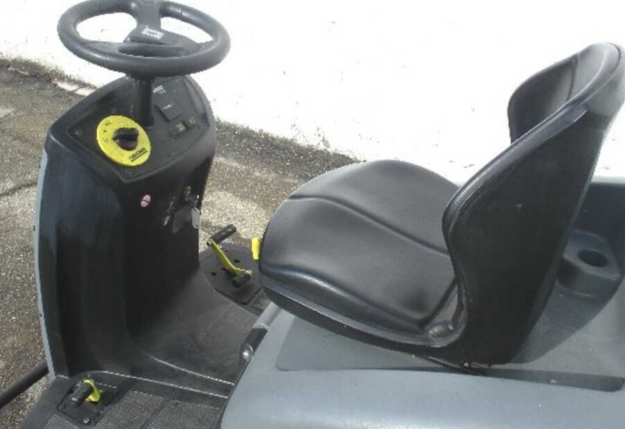 Kärcher KM 100/100 RD - Makineri fshirëse-thithëse: foto 1 Kärcher KM 100/100 RD - Makineri fshirëse-thithëse: foto 1