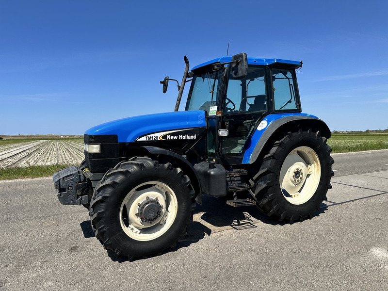New Holland 8260 - Traktor: foto 1 New Holland 8260 - Traktor: foto 1
