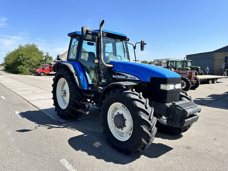 New Holland 8260 - Traktor: foto 4 New Holland 8260 - Traktor: foto 4