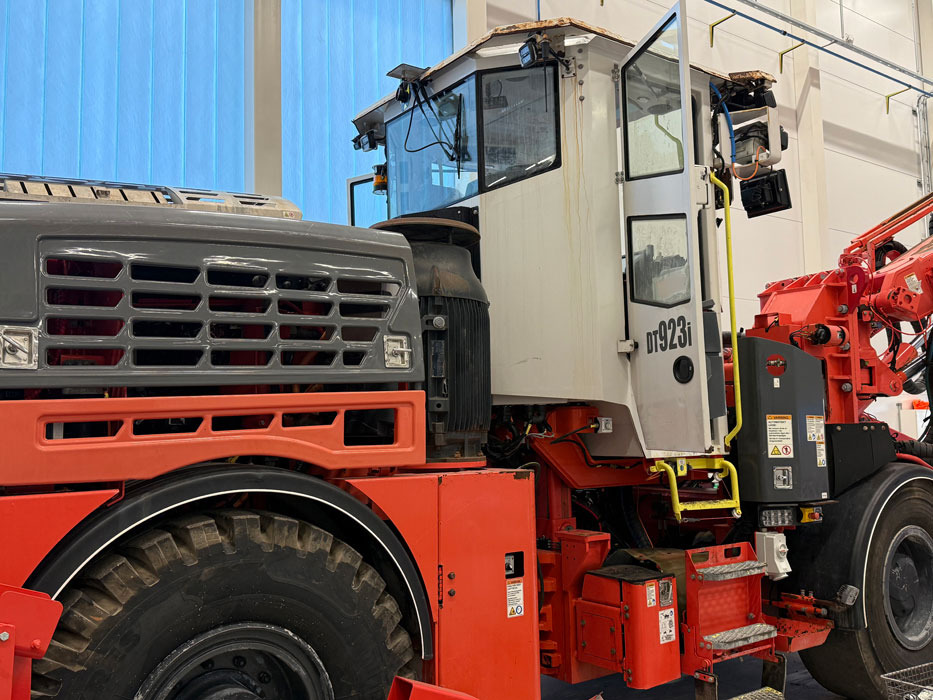 Sandvik DT923I - Makineri e drejtuar për hapjen e rrugëve: foto 2 Sandvik DT923I - Makineri e drejtuar për hapjen e rrugëve: foto 2