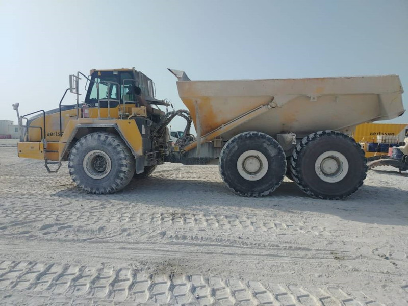 Komatsu HM400-3R (4 pieces available in Abu Dhabi) - Shkarkues teleskopik: foto 1 Komatsu HM400-3R (4 pieces available in Abu Dhabi) - Shkarkues teleskopik: foto 1