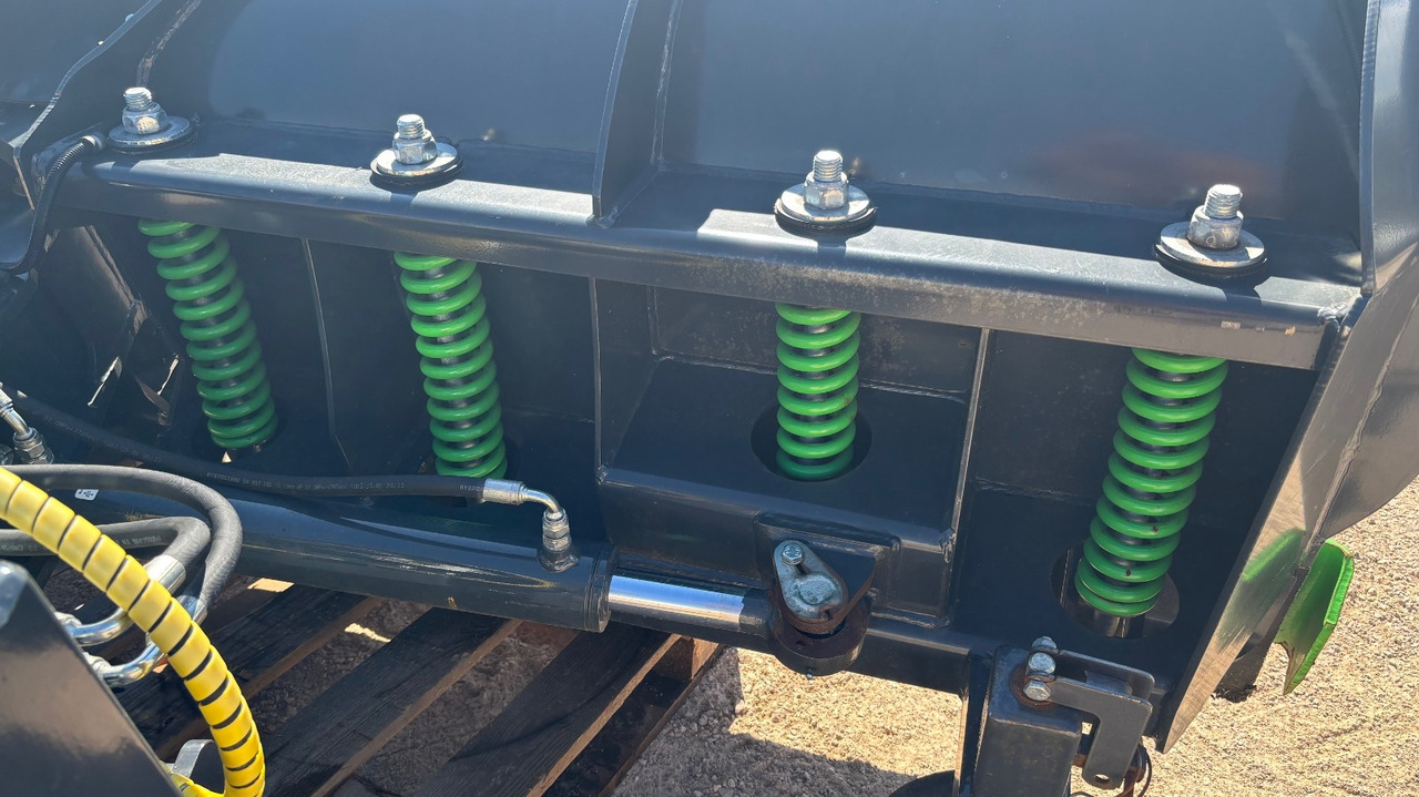 PMC VPL2900 - Borëpastruese për Fadrom me goma: foto 3 PMC VPL2900 - Borëpastruese për Fadrom me goma: foto 3