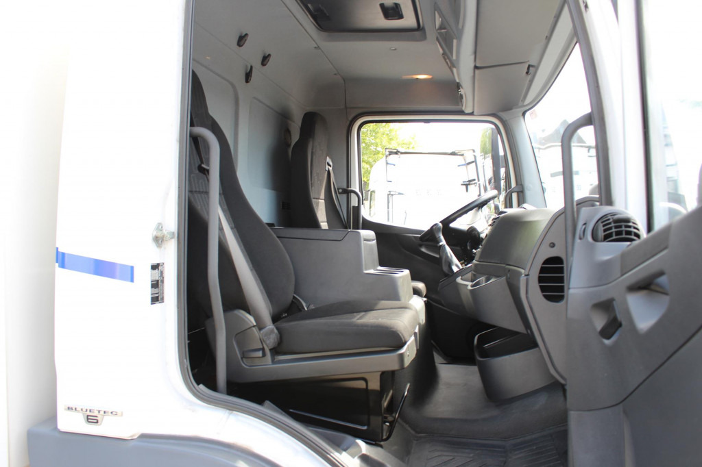 Mercedes-Benz Atego 1221 E6 Koffer Klima LDW Schalter LBW - Kamioni: foto 4 Mercedes-Benz Atego 1221 E6 Koffer Klima LDW Schalter LBW - Kamioni: foto 4