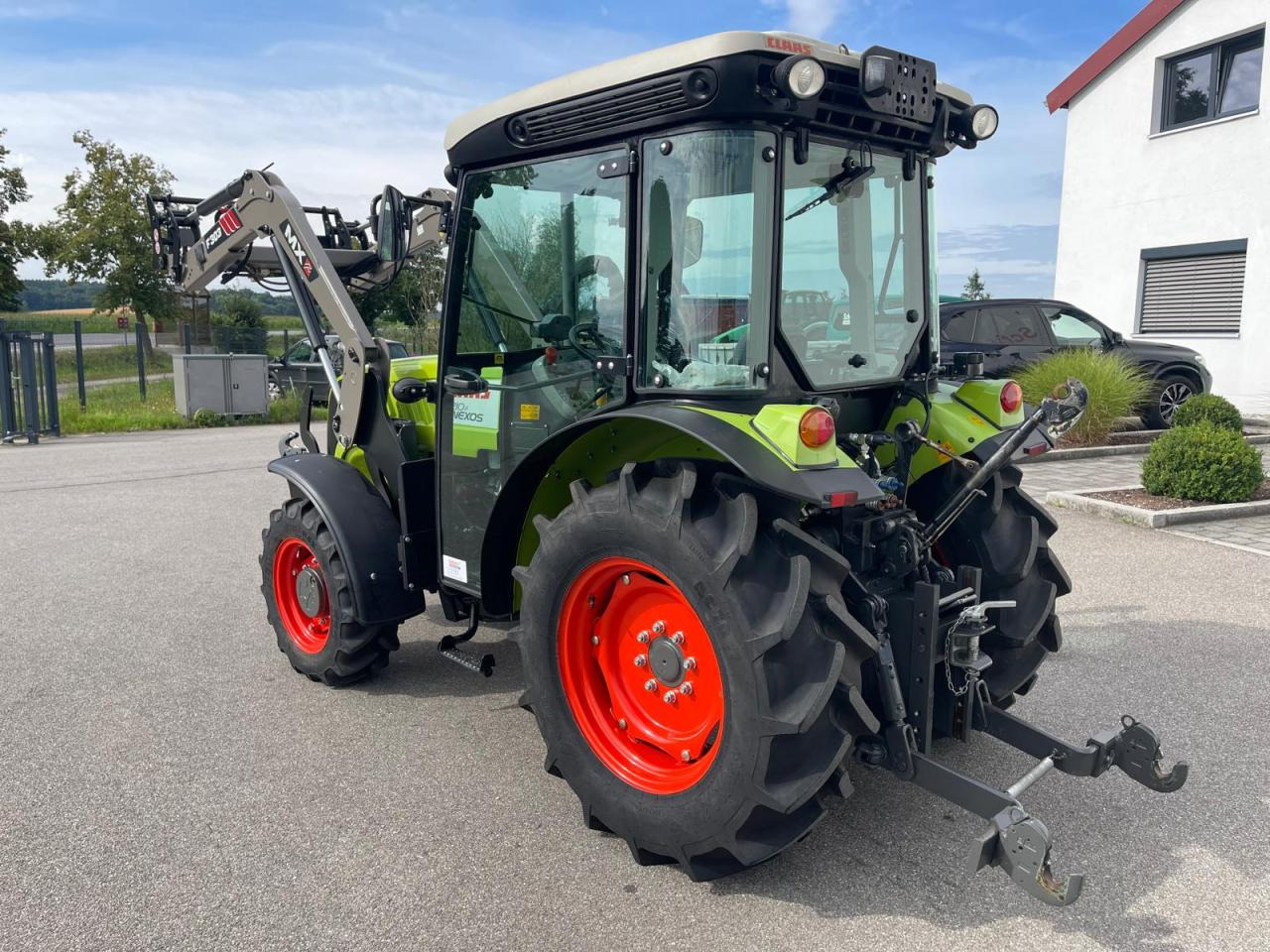 CLAAS Nexos 210 mit Frontlader und Frontzapfwelle, erst 236 Betriebsstunden, neuwertiger Zustand - Traktor: foto 3 CLAAS Nexos 210 mit Frontlader und Frontzapfwelle, erst 236 Betriebsstunden, neuwertiger Zustand - Traktor: foto 3