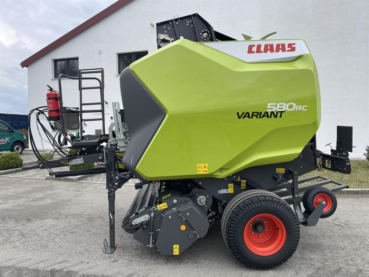 CLAAS neuwertige Rundballenpresse Variant 580 RC Pro, ca. 1003 Ballen, Baujahr 2023 - Dengmbledhëse e rrumbullakët: foto 2 CLAAS neuwertige Rundballenpresse Variant 580 RC Pro, ca. 1003 Ballen, Baujahr 2023 - Dengmbledhëse e rrumbullakët: foto 2