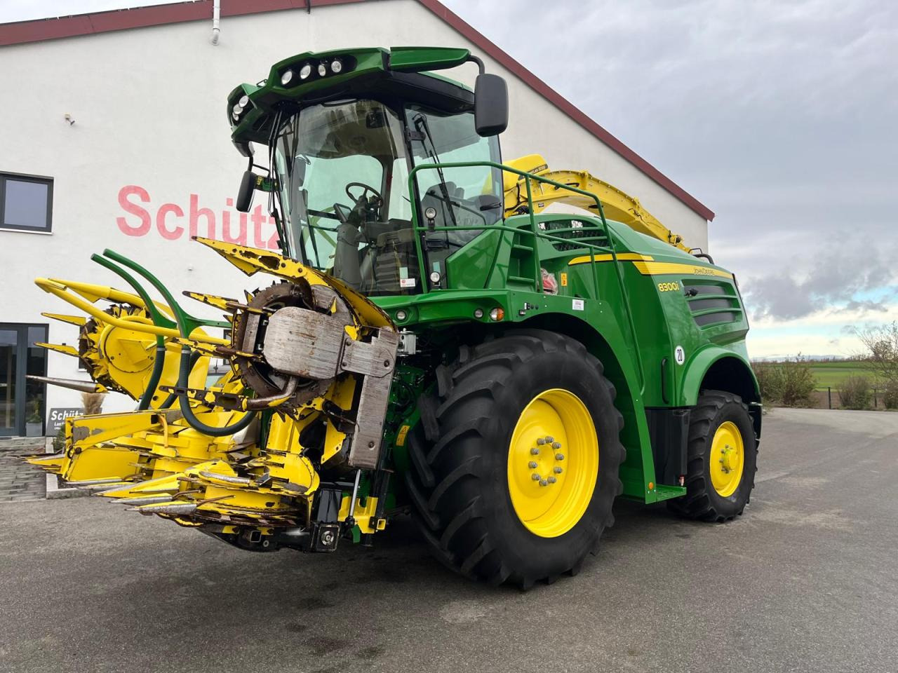 John Deere 8300i Feldhäcksler, Harvestlap, Pickup, Kemper, erst 910 Betriebsstunden, Baujahr 2018 - Korrëse foragjere: foto 1 John Deere 8300i Feldhäcksler, Harvestlap, Pickup, Kemper, erst 910 Betriebsstunden, Baujahr 2018 - Korrëse foragjere: foto 1