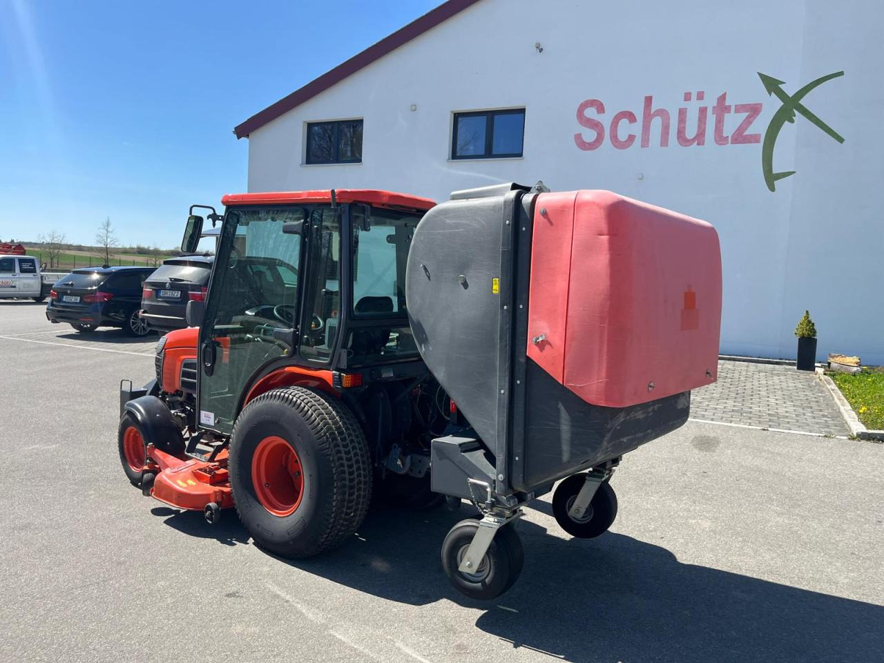 Kubota B3030 Grüngutbehälter Hochentlader - Korrëse bari i kopshtit: foto 3 Kubota B3030 Grüngutbehälter Hochentlader - Korrëse bari i kopshtit: foto 3