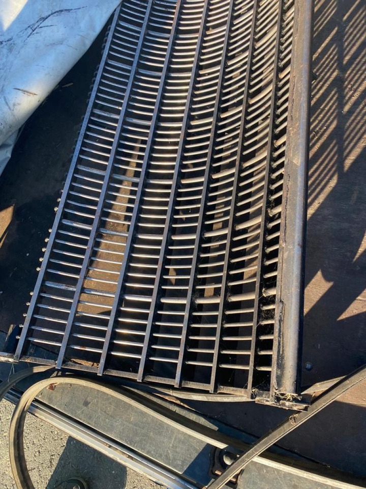 New Holland Maisausrüstung, Korb und Siebe für NH Mähdrescher TC 5.80 5080 5070 - Kokë e makinës korrëse: foto 1 New Holland Maisausrüstung, Korb und Siebe für NH Mähdrescher TC 5.80 5080 5070 - Kokë e makinës korrëse: foto 1