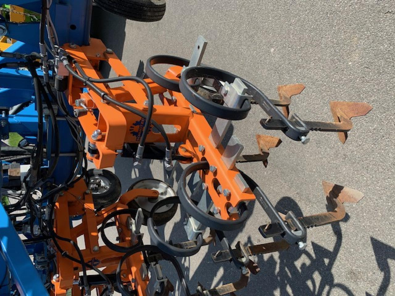 Schmotzer 8-reihiges Hackgerät, 75 cm Abstand, mit Verschieberahmen, mit Section Controll, Baujahr 2019 - Pajisje për lirimin e tokës: foto 4 Schmotzer 8-reihiges Hackgerät, 75 cm Abstand, mit Verschieberahmen, mit Section Controll, Baujahr 2019 - Pajisje për lirimin e tokës: foto 4